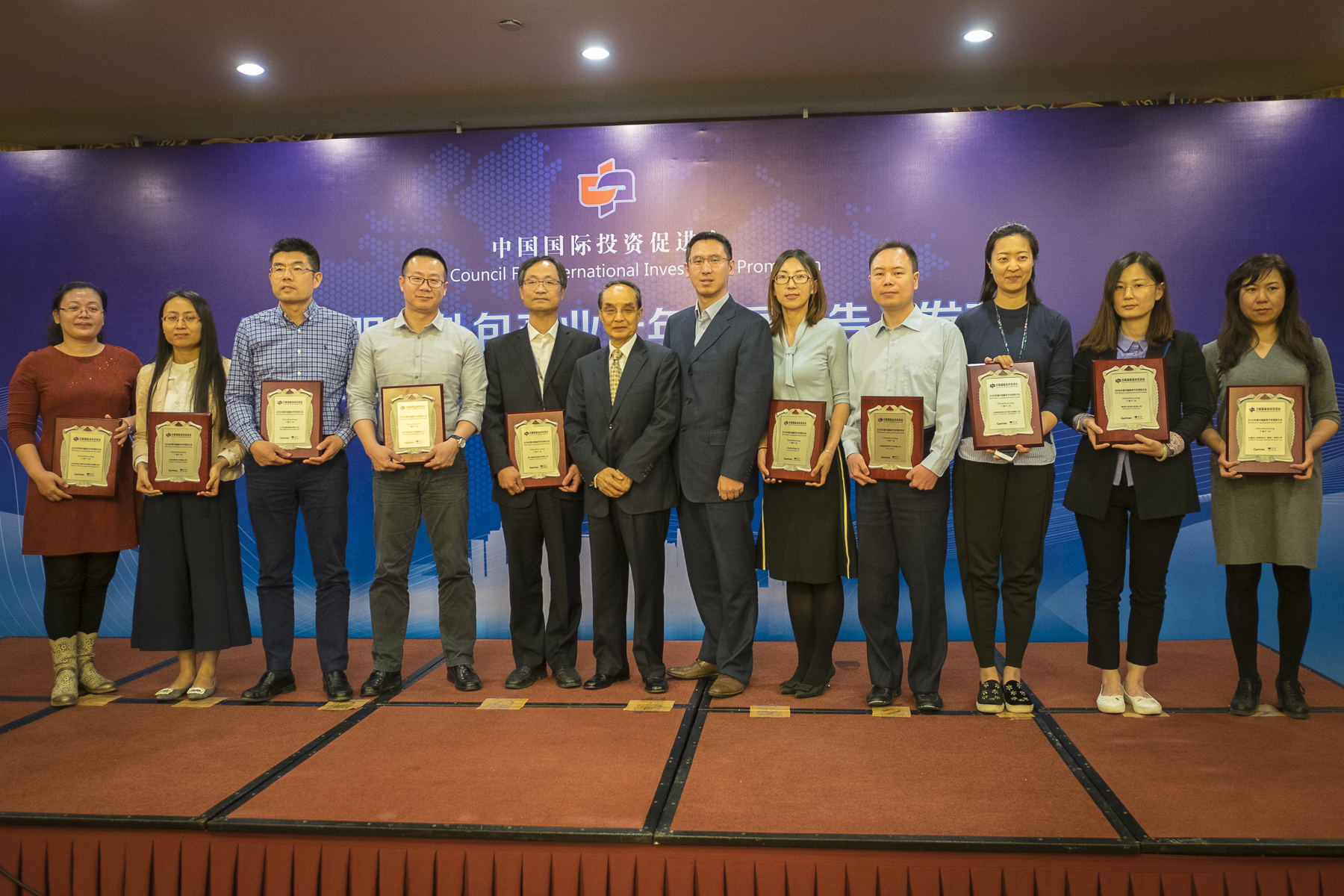 中国国际投资促进会会长苗耕书先生为十大领军企业授牌.jpg